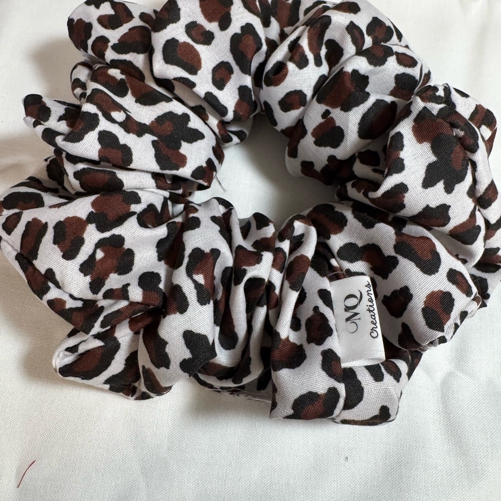 Chic Leopard Print Scrunchie